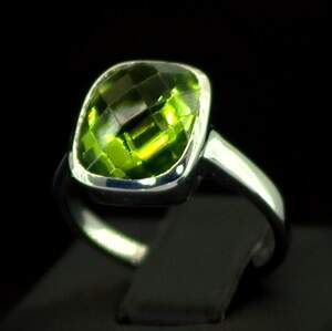 Срібна каблучка 925 проби 4,24 г з єгипетським Хризолітом 6,11 карат Срібна каблучка 925 проби 4,24 г з єгипетським Хризолітом 6,11 карат