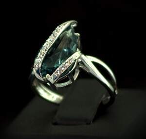 Срібна каблучка 925 проби 3,43 г з Топазом Лондон Блу та цирконами 3,58 карат Срібна каблучка 925 проби 3,43 г з Топазом Лондон Блу та цирконами 3,58 карат