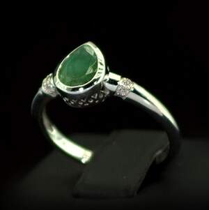 Срібна каблучка 925 проби 2,31 г з бразильським Смарагдом класу АААА та цирконами 1,11 карат Срібна каблучка 925 проби 2,31 г з бразильським Смарагдом класу АААА та цирконами 1,11 карат