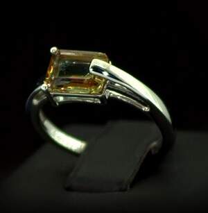 Срібна каблучка 925 проби 2,48 г з турецьким Султанітом класу АААА 1,61 карат Срібна каблучка 925 проби 2,48 г з турецьким Султанітом класу АААА 1,61 карат